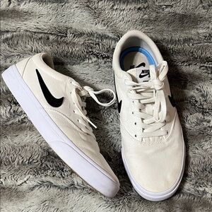 Nike SB Charge Men’s White Sneakers with Black Swoosh size 9
